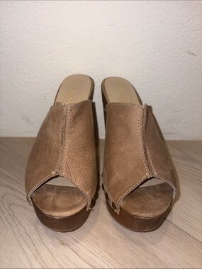 Women's Open-Peek Toe Slip-On Mules in Camel